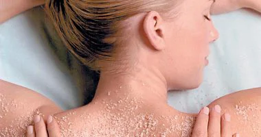 استخدمى "سكرب".. الموز والسكر البنى مرتين أسبوعياً لبشرة ناعمة