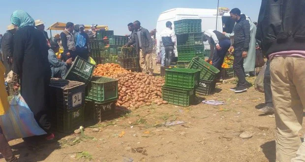 وقفة لتجار الجملة بسوق أبوكبير اعتراضًا على فرض "كارتة" من الغرفة التجارية