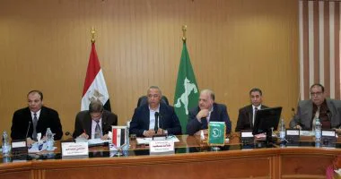 محافظ الشرقية يستعرض مشاكل المواطنين وتنفيذ المشروعات التنموية مع النواب