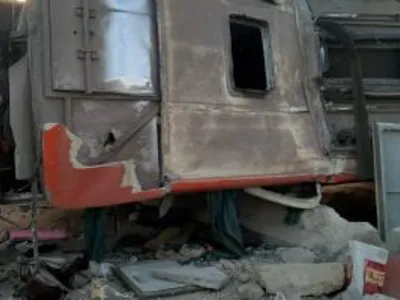 مصرع عامل وإصابة 27 فى حادث انقلاب أتوبيس بالشرقية.. صور