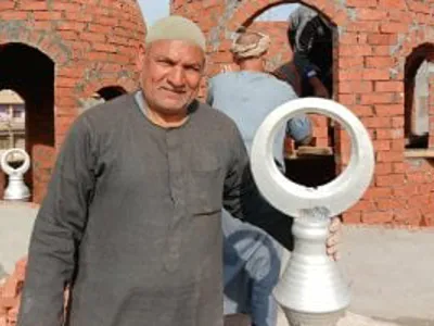 مصر الحلوة.. عم شوقى 50 سنة فى بناء وتصميم قباب مساجد الشرقية.. قضى عمره فى تصميم المساجد والمآذن وفق الطراز الإسلامي التراثى.. أبنائه يسيران على خطاه.. ويؤكد: أقوم بالعمل مجانا لوجه الله.. فيديو وصور