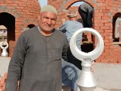 عم شوقى.. 50 عاما من بناء قباب المساجد تطوعا بالشرقية.. فيديو