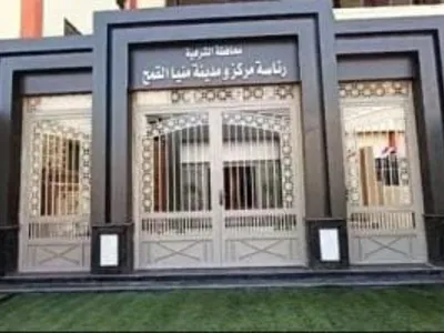 رصف وتركيب بلاط إنترلوك بالشوارع الداخلية بمركز منيا القمح