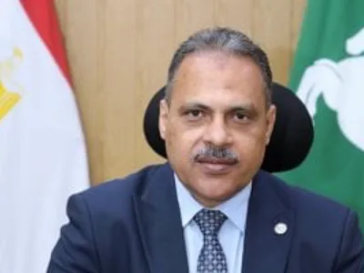 محافظ الشرقية يصدر 21 قرارا تأديبيا لـ50 من العاملين المقصرين فى العمل