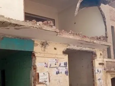 إزالة عقار آيل للسقوط بمركز الحسينية فى الشرقية