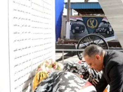 محافظ الشرقية يضع إكليلا من الزهور على النصب التذكاري لشهداء الشرطة
