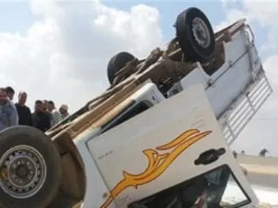 إصابة 5 عمال فى انقلاب سيارة ربع نقل بالشرقية